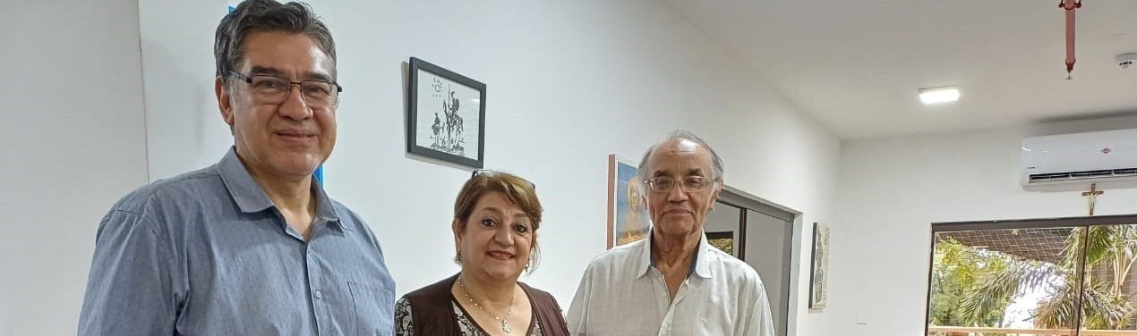 Representantes de la Sociedad de Comunicadores del Paraguay junto a la doctora Nidia Glavinich en la UCA